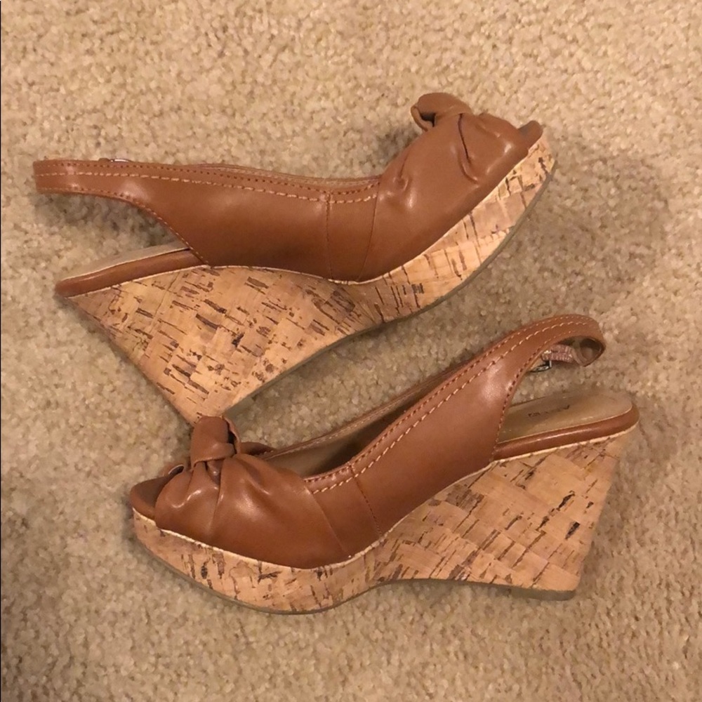 NWOT Apt. 9 Tan Wedges
